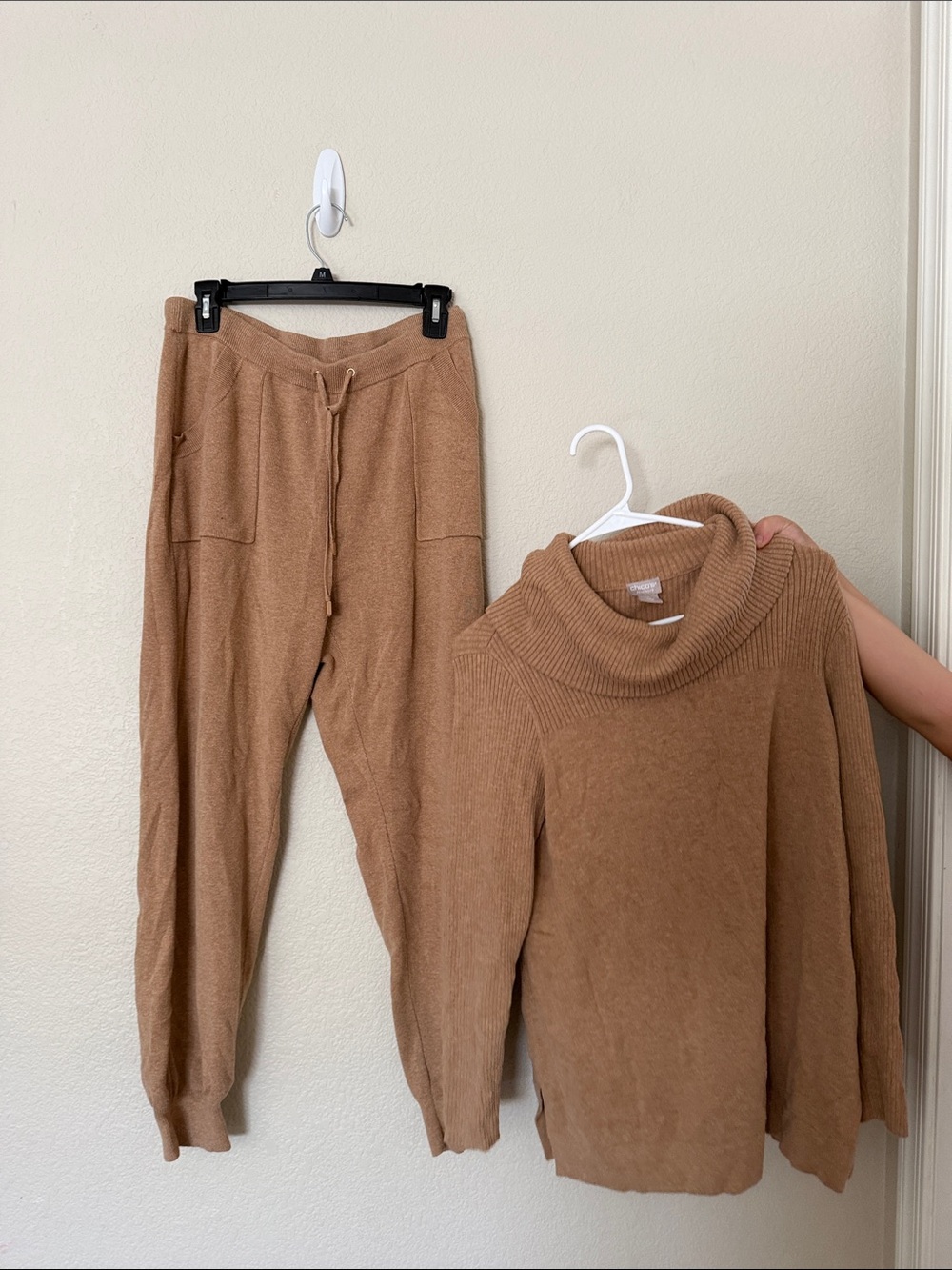 Cozy Women's Turtleneck Sweater & Jogger Set - Tan